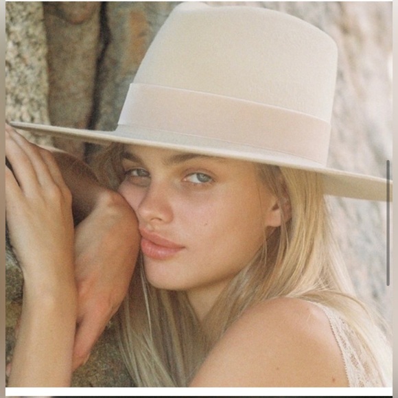 Brand NEW with tag Australian wool Lack of Color ivory...